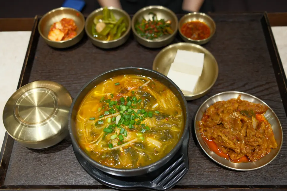 양재옥 얼큰돼지곰탕 반상 상차림