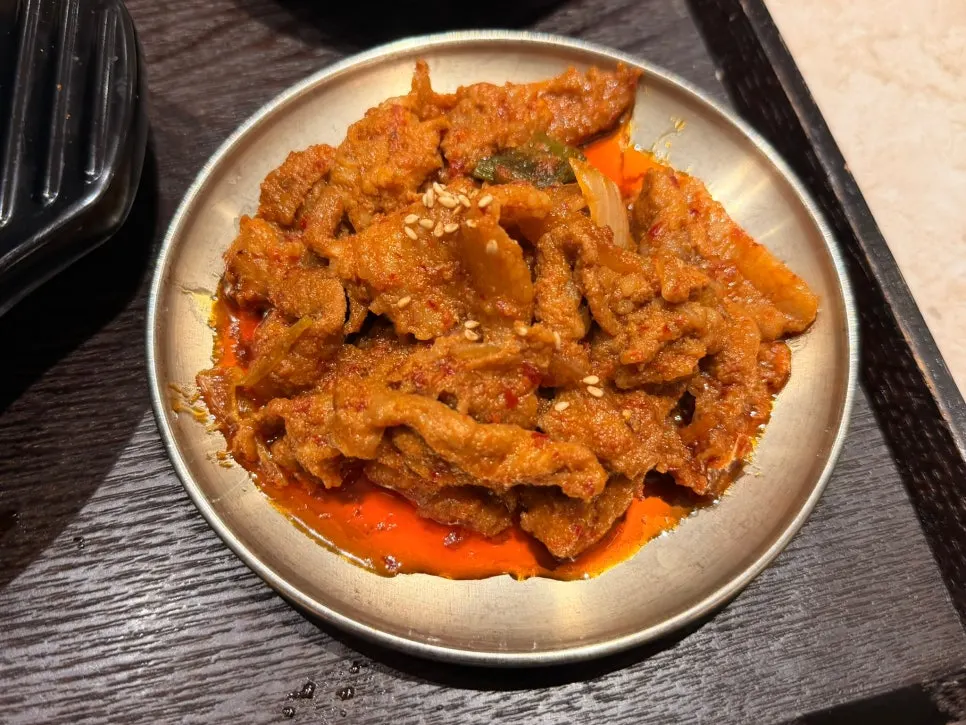 반상에 함께 나온 도톰한 두부