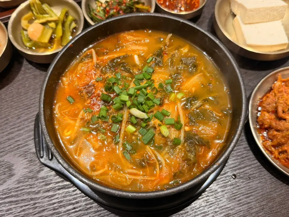 콩나물과 우거지가 가득한 얼큰돼지곰탕