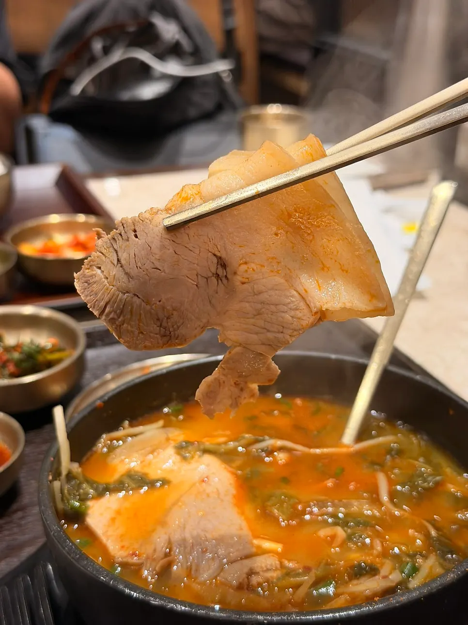 맑고 칼칼한 얼큰돼지곰탕 국물 한 숟갈