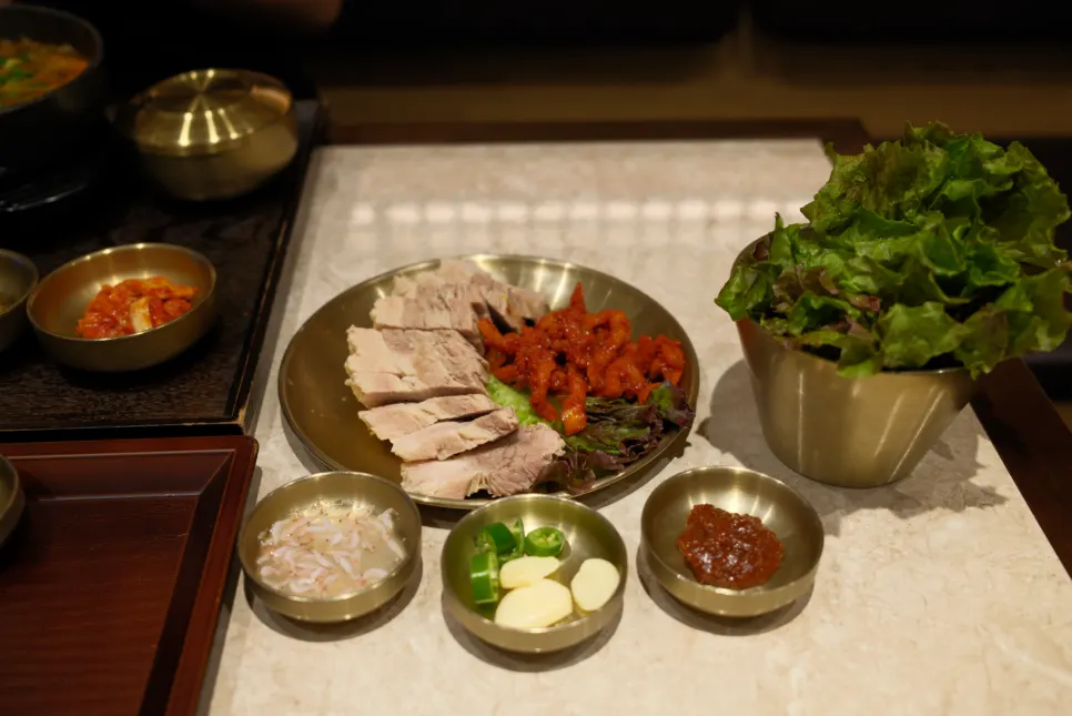무김치와 새우젓이 곁들여진 수육(소) 한 접시