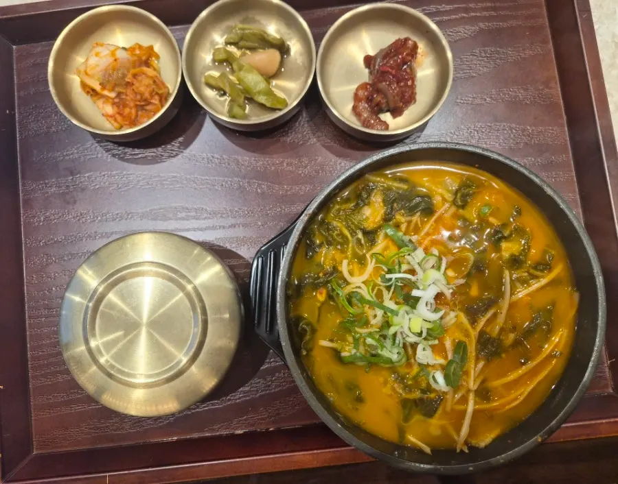 궁채나물, 김치, 낙지젓갈로 차려진 기본 찬
