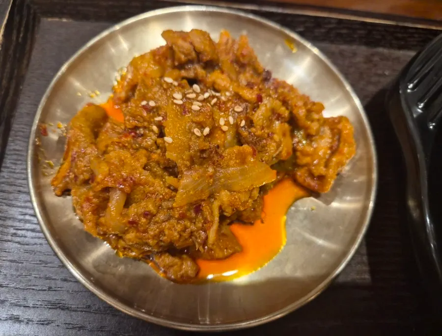 제육볶음과 두부가 함께 나온 얼큰돼지곰탕반상