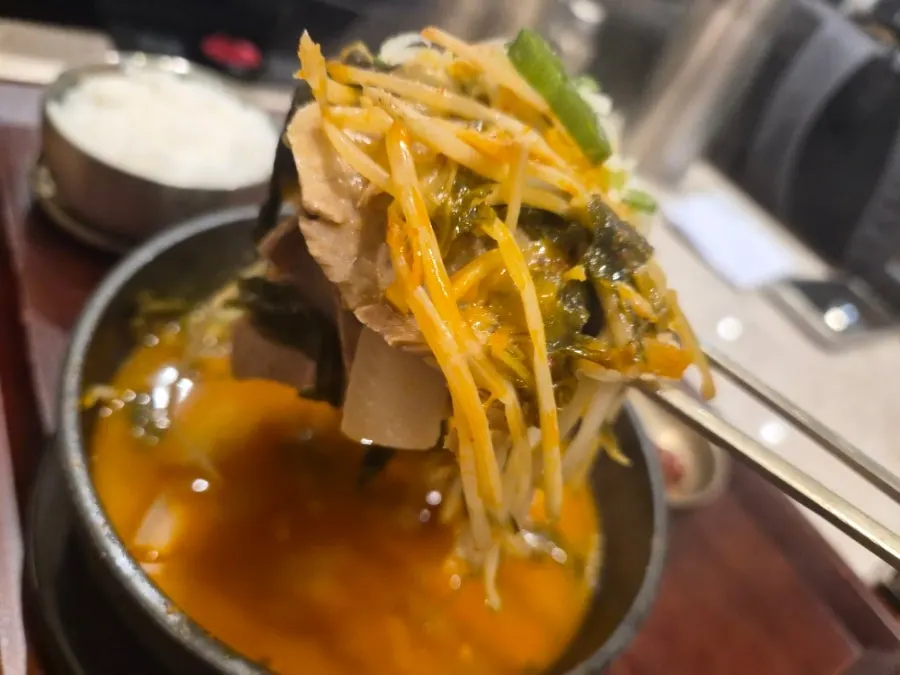 반찬으로 나온 제육볶음 접시