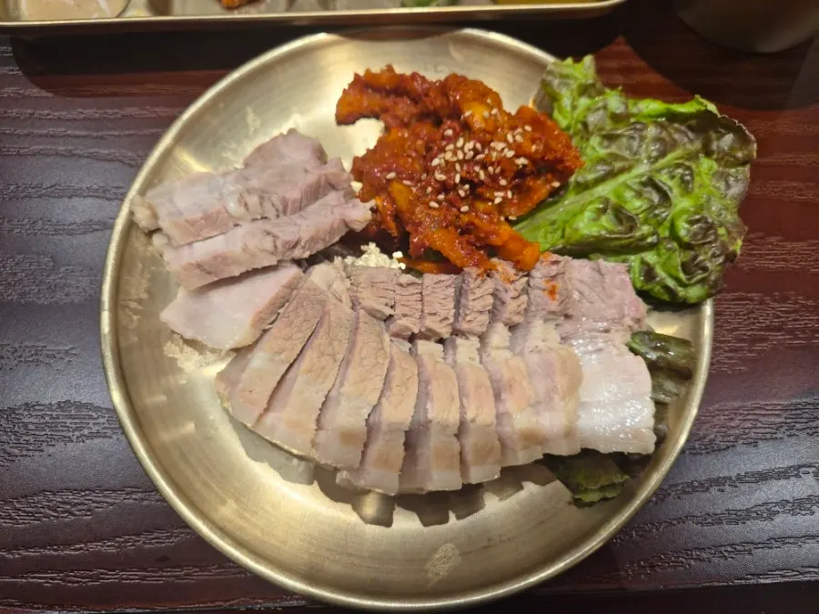 우거지와 돼지고기 건더기가 가득한 얼큰돼지곰탕