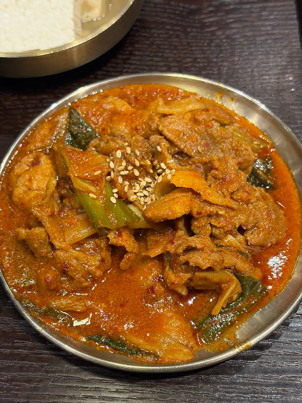 얼큰 돼지 곰탕 반상의 국물과 밥