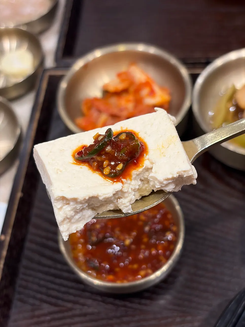 반상에 함께 나온 두부와 제육볶음