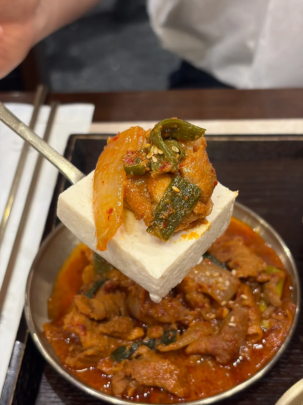 제육볶음을 올린 촉촉한 두부
