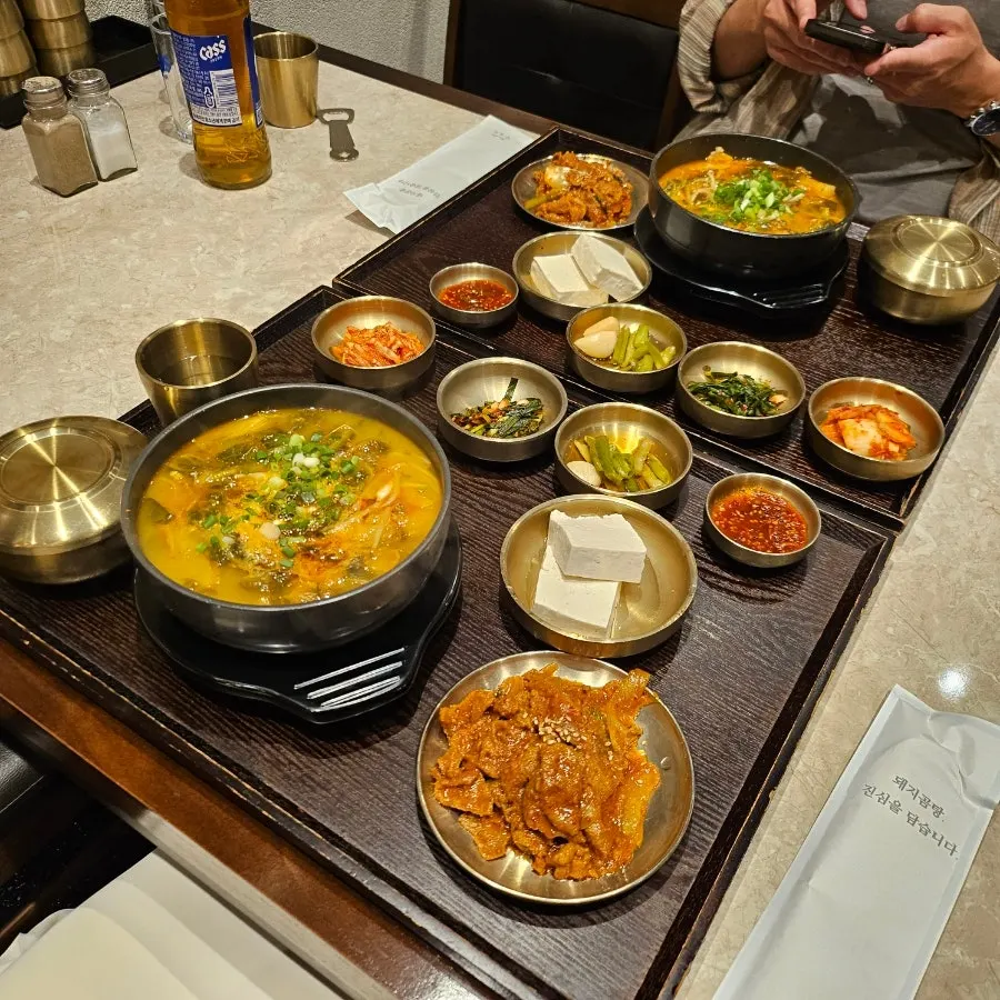 Spicy pork gomtang bansang set with side dishes