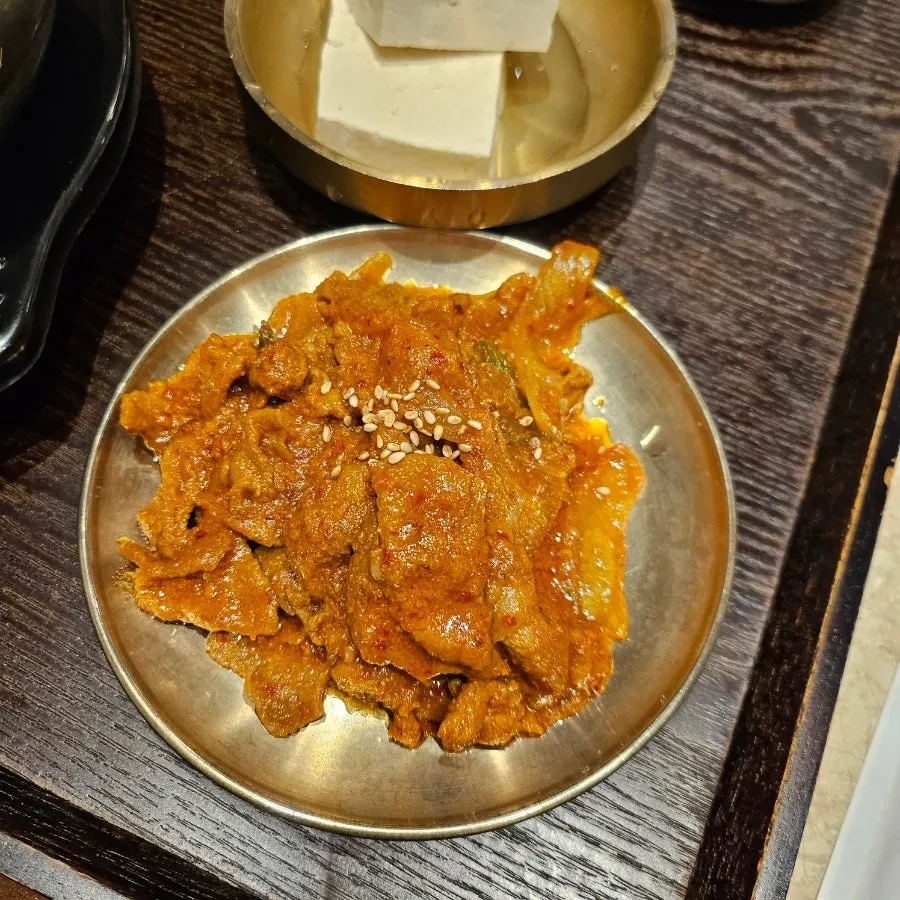 The gomtang and accompaniments in the bansang set