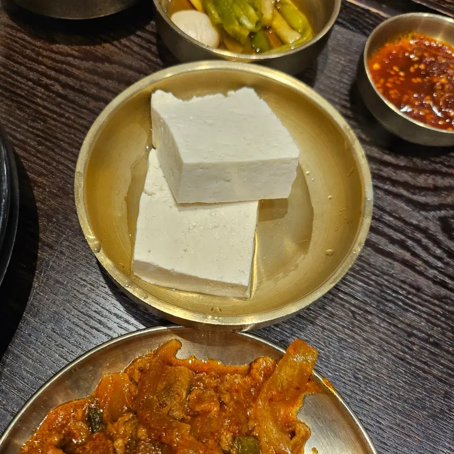 Pork stir-fry served with the bansang set
