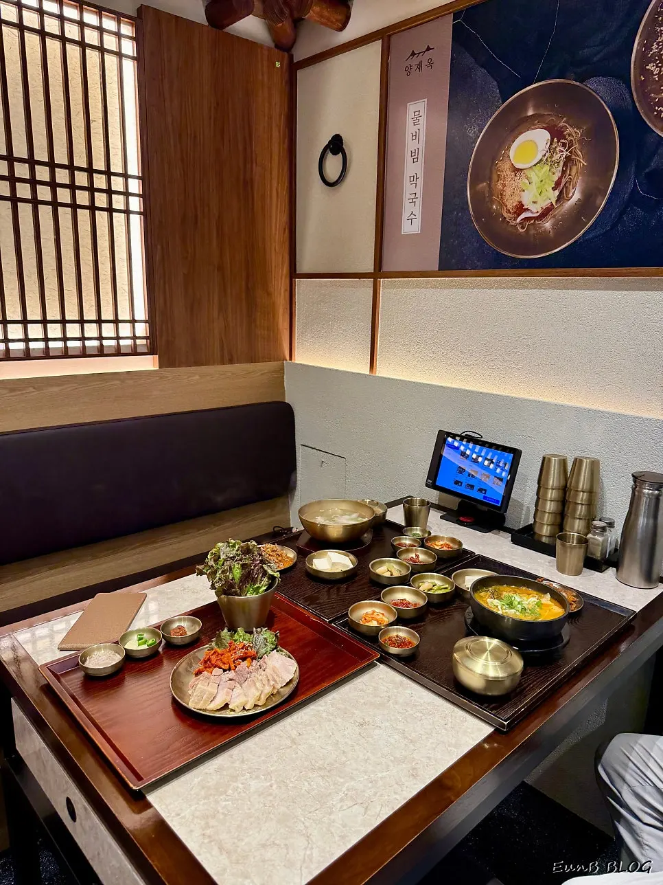 반찬과 함께 차려진 반상 메뉴