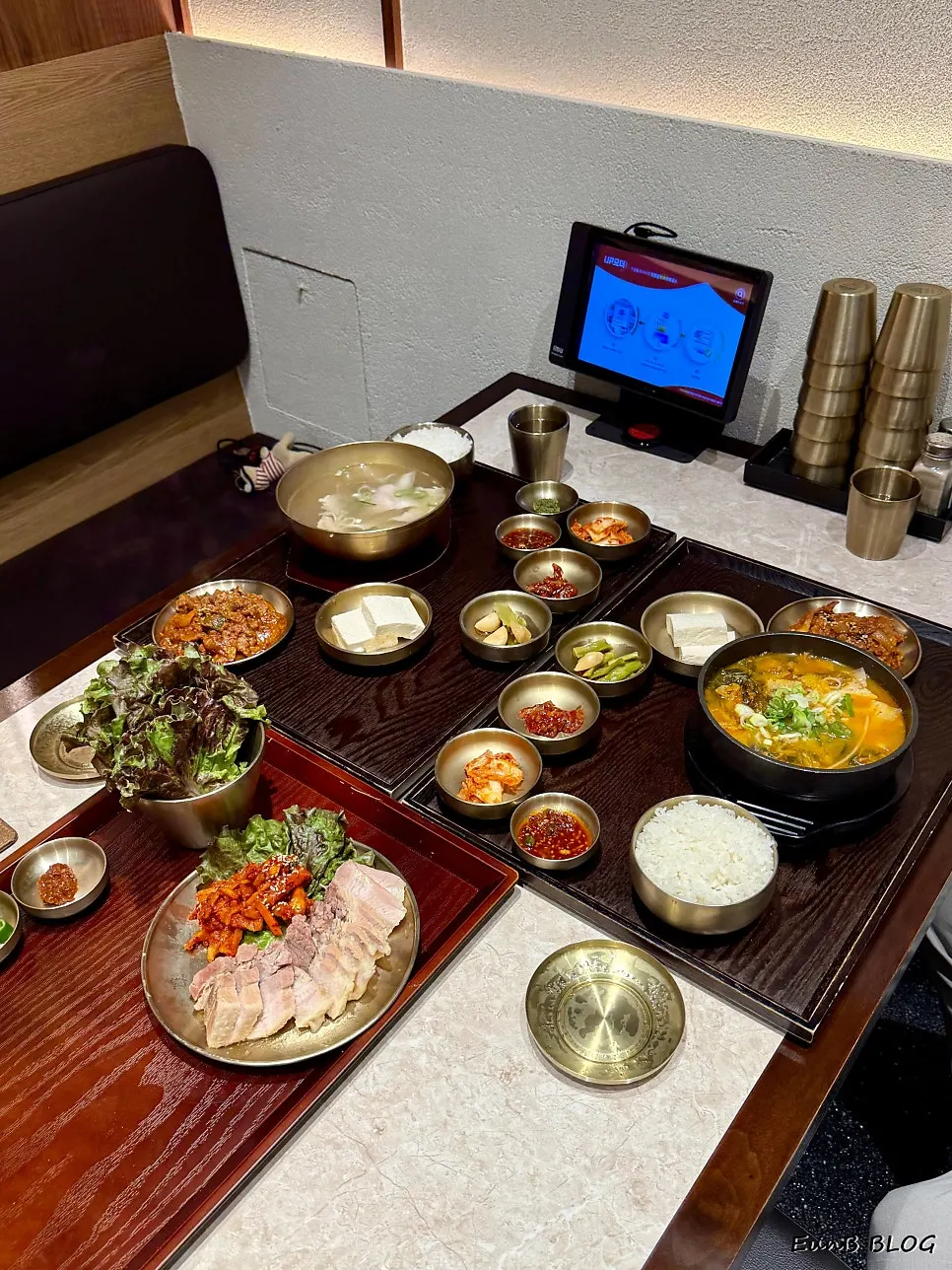 양재옥 테이블에 차려진 음식들