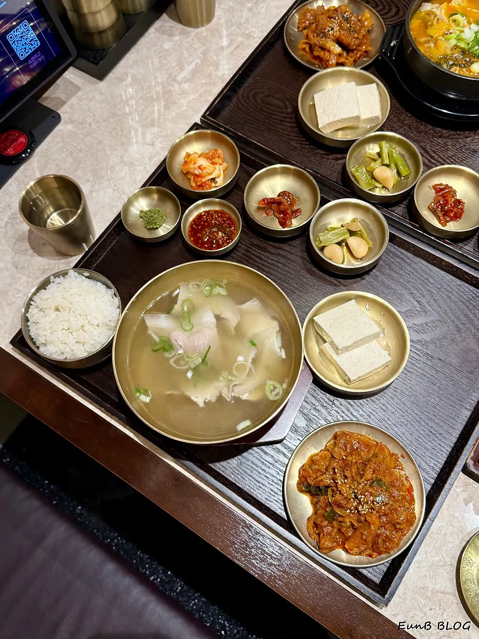 제육볶음과 두부가 포함된 돼지곰탕 반상