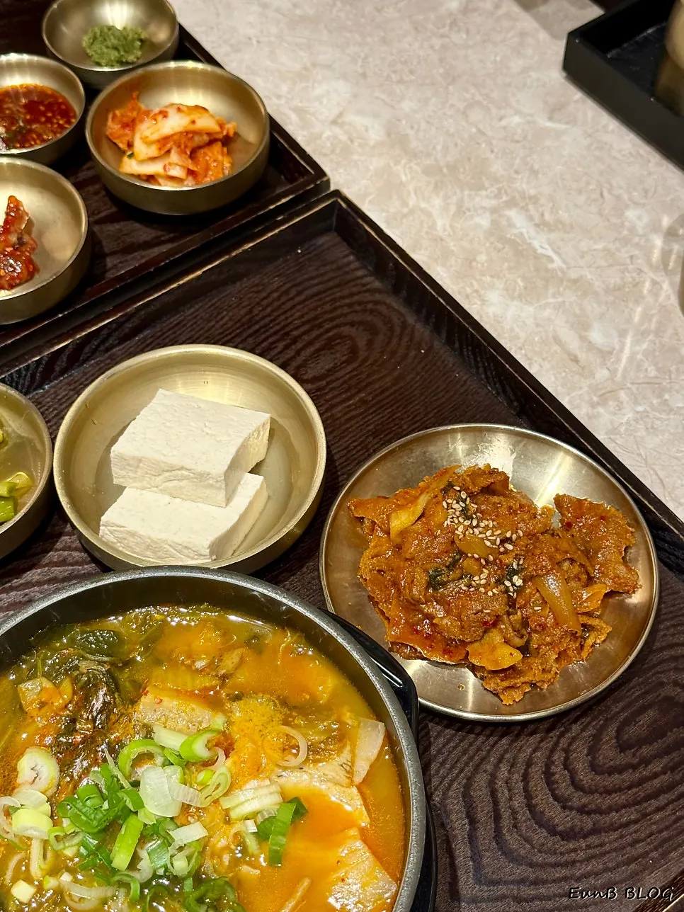 두부와 제육볶음을 곁들인 모습