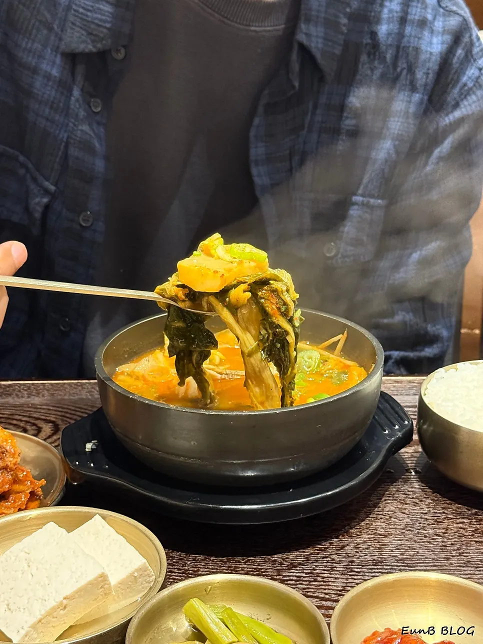 뜨끈한 곰탕과 밥 한 그릇