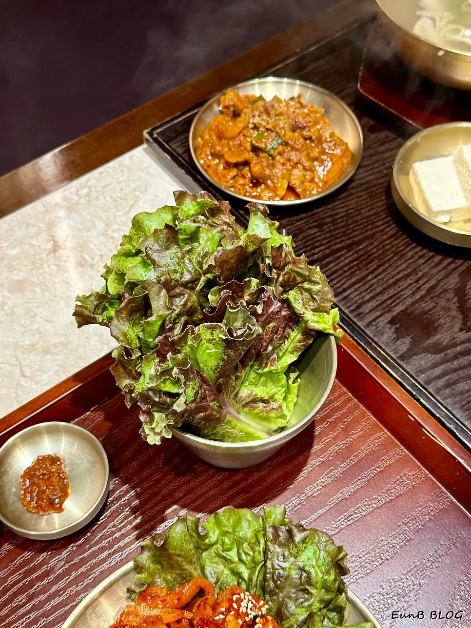 보쌈 한 점을 들어 올린 모습