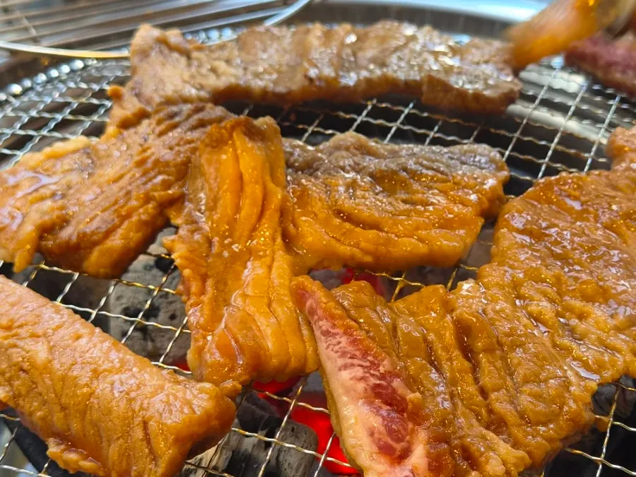 Grilling ribs with charcoal aroma