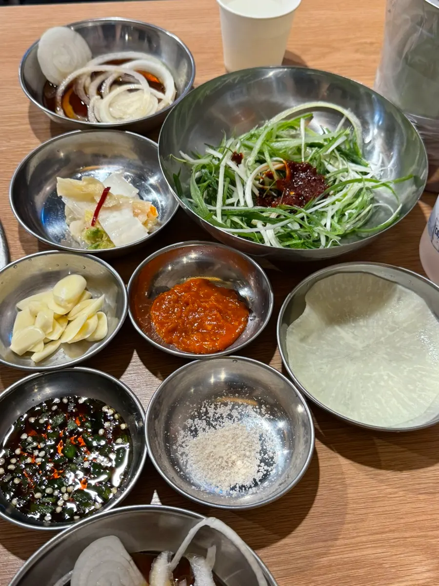 고기와 함께 나온 밑반찬 한 상