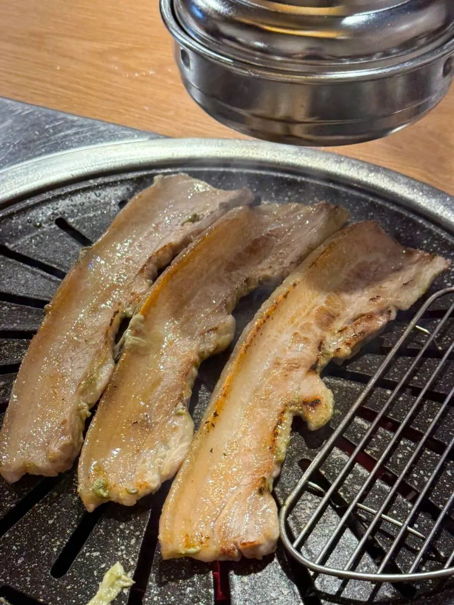 불판 위에서 익는 녹차삼겹살
