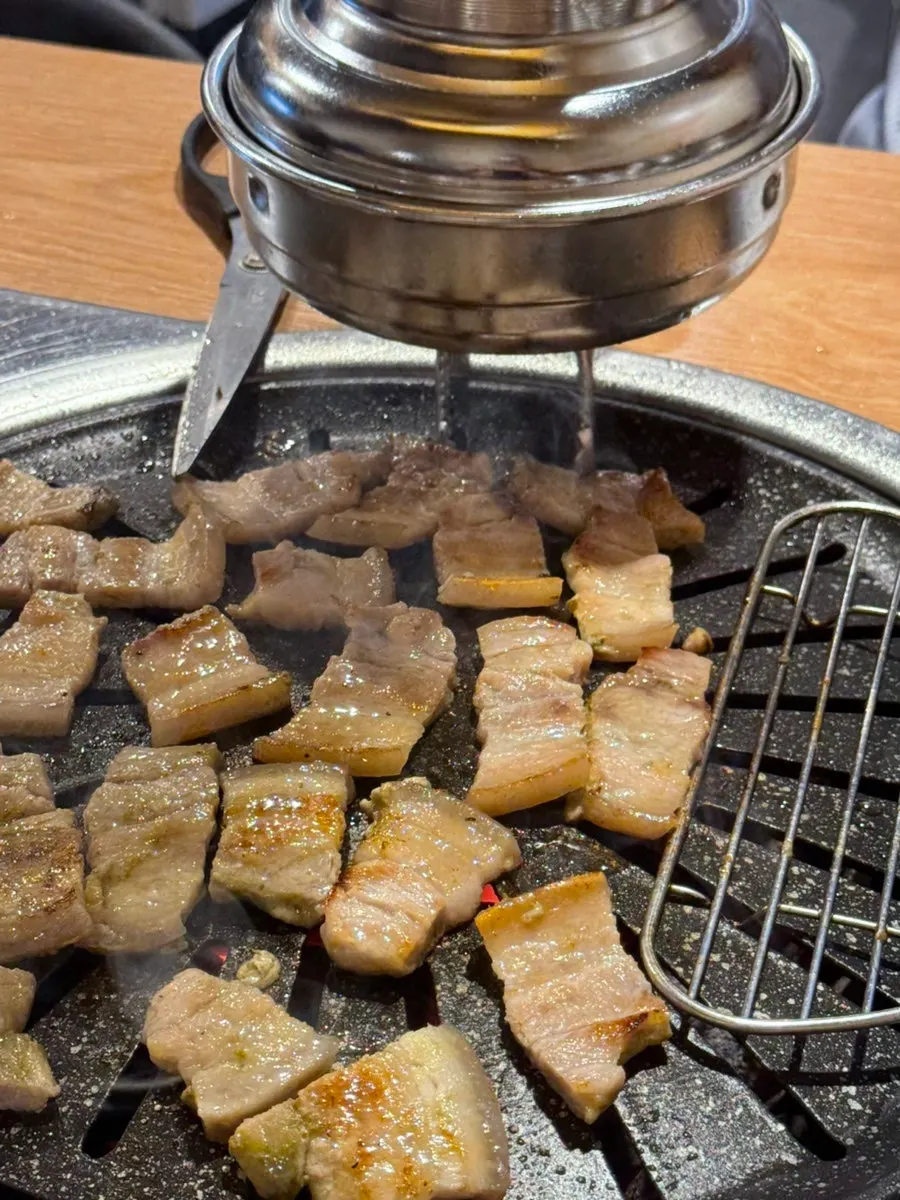 노릇하게 구워지는 녹차삼겹살