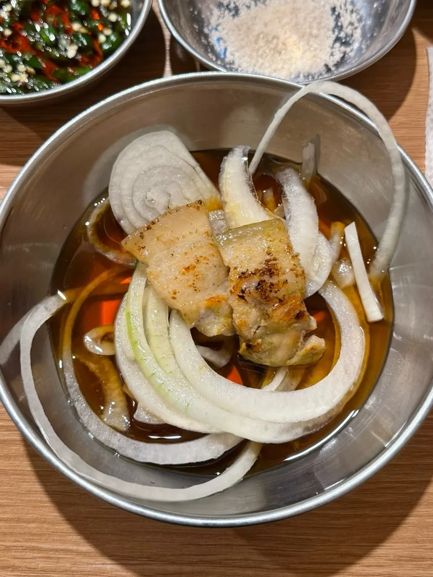 쫀득한 비계 식감의 녹차삼겹살
