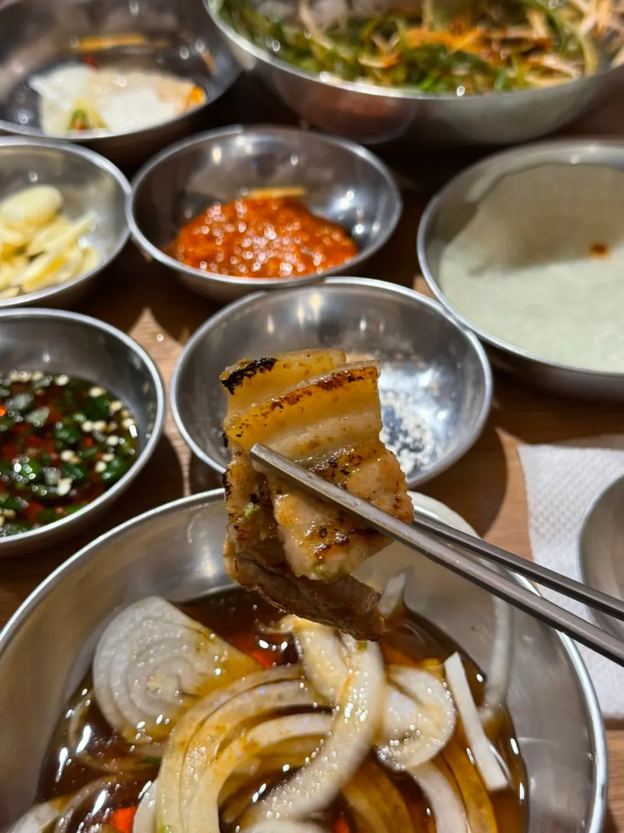 노릇하게 익힌 녹차삼겹살 한 점