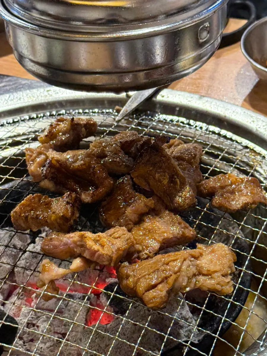 불판에서 굽는 꿀통 양념갈비