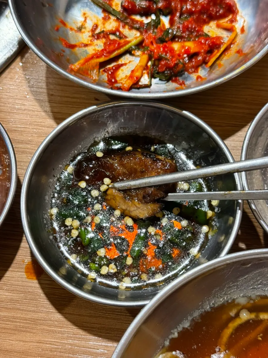구워진 양념갈비와 특제 간장 소스