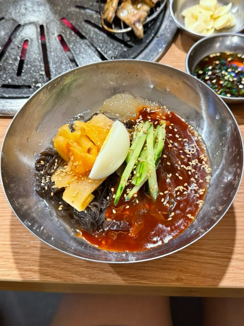 빨간 양념을 얹은 비빔냉면