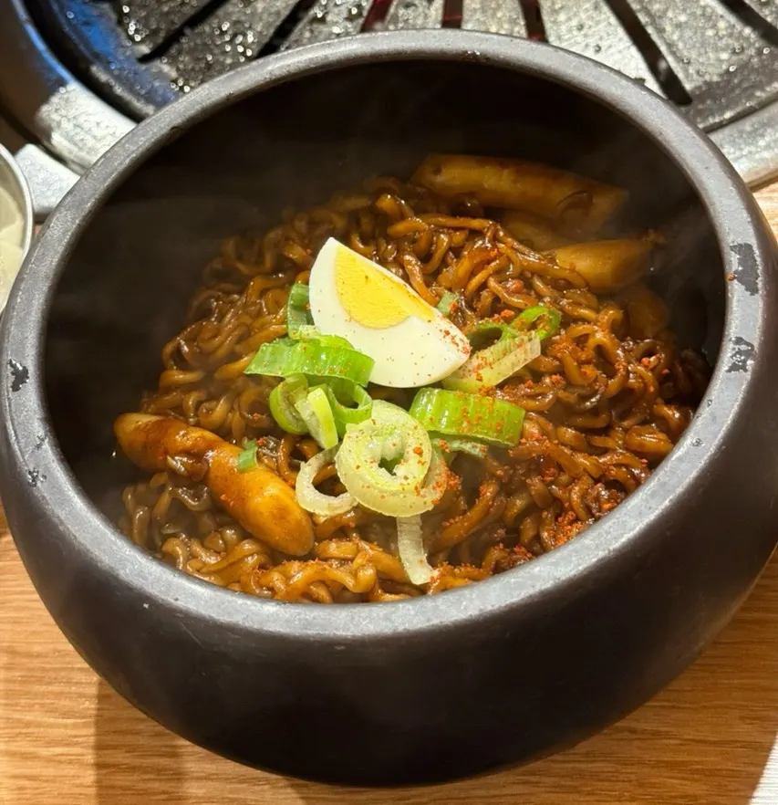항아리 그릇에 담긴 짜파게티