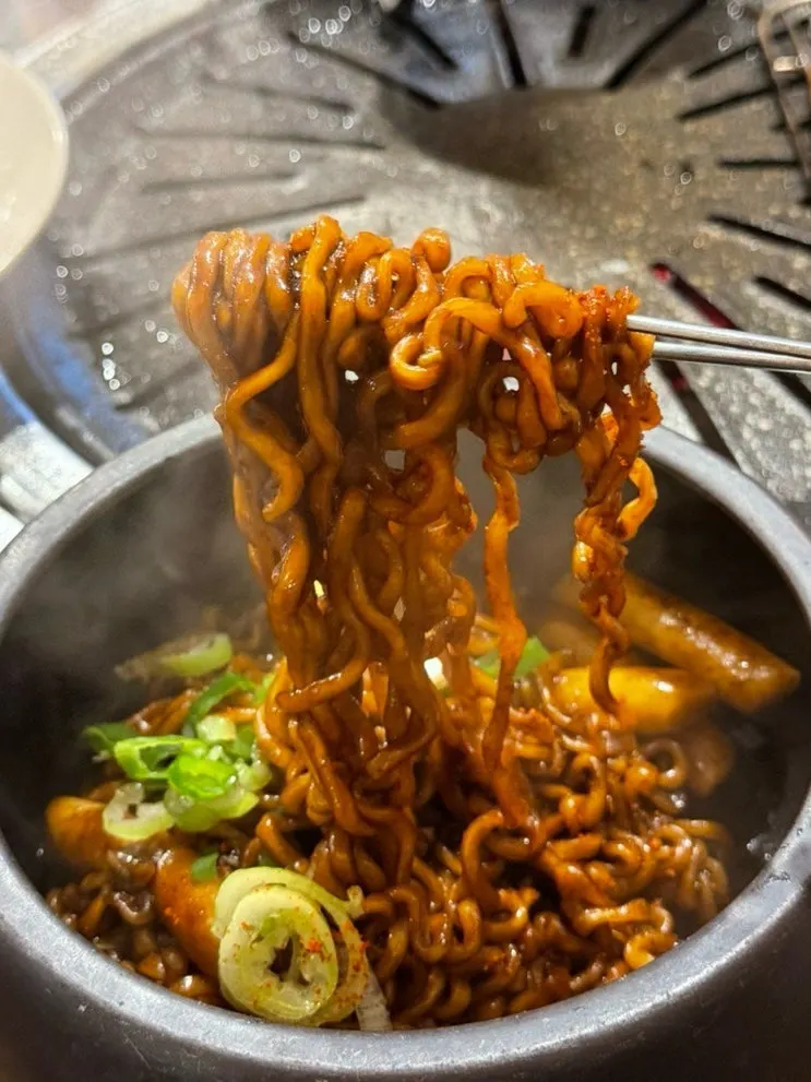 떡이 들어간 항아리 짜파게티