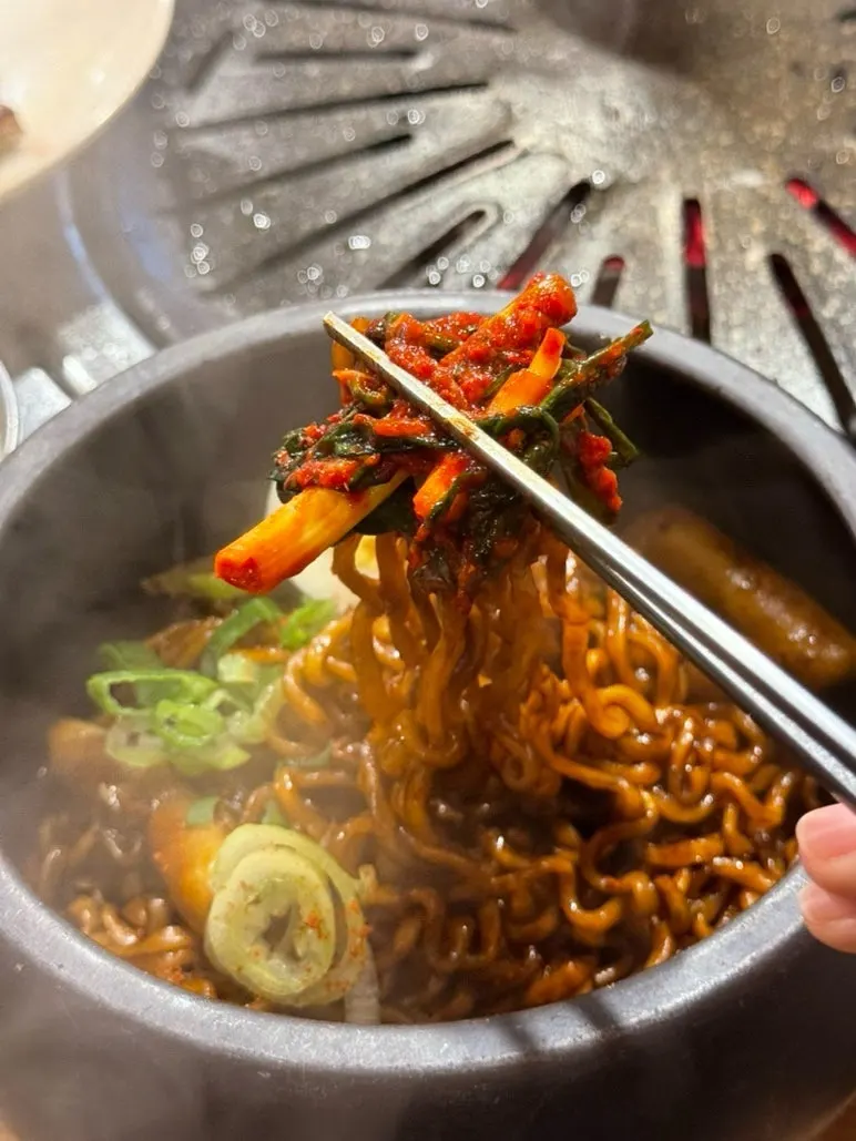 파김치와 함께 먹는 항아리 짜파게티