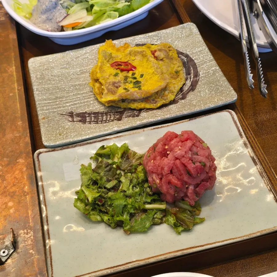 Scallion salad and pickled side dishes