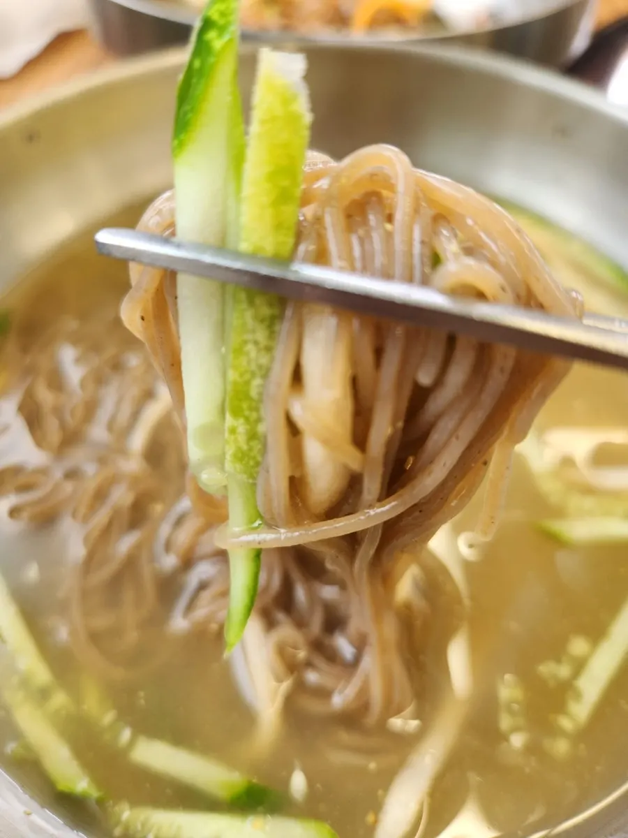Noodles in pine-nut broth mul makguksu