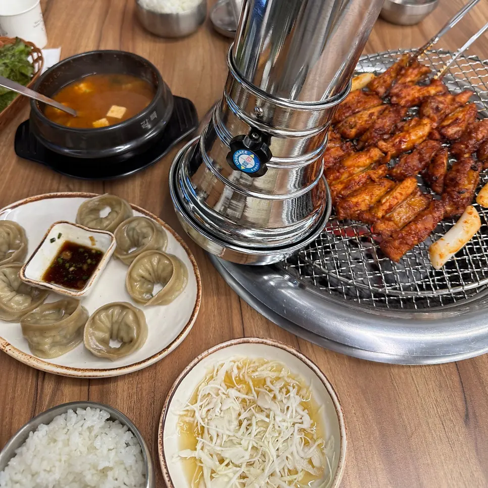 Table spread of charcoal dakgalbi at Seorak Makguksu Chuncheon Dakgalbi Yangju Branch
