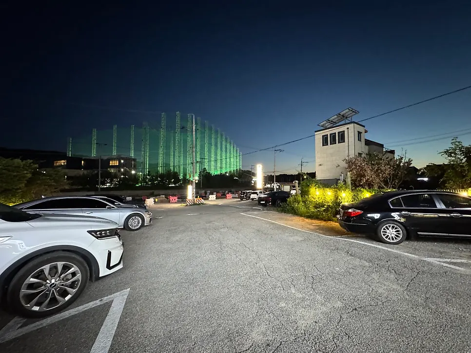 Exterior of Seorak Makguksu Chuncheon Dakgalbi Yangju Branch and its dedicated parking lot