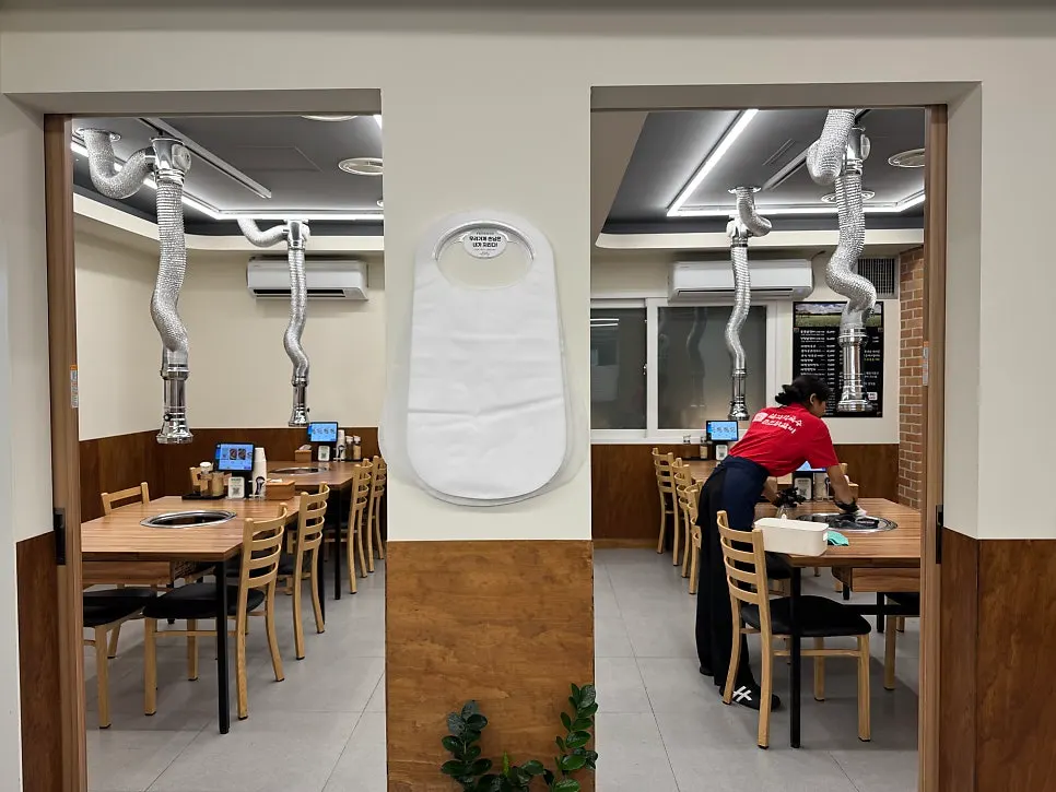 Room-style seating area with a partition that opens and closes
