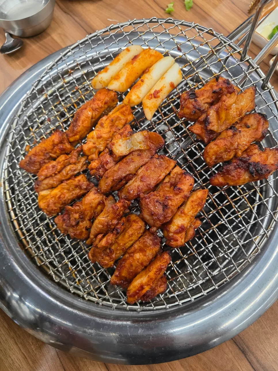 点单前布置好的餐桌与炭火炉