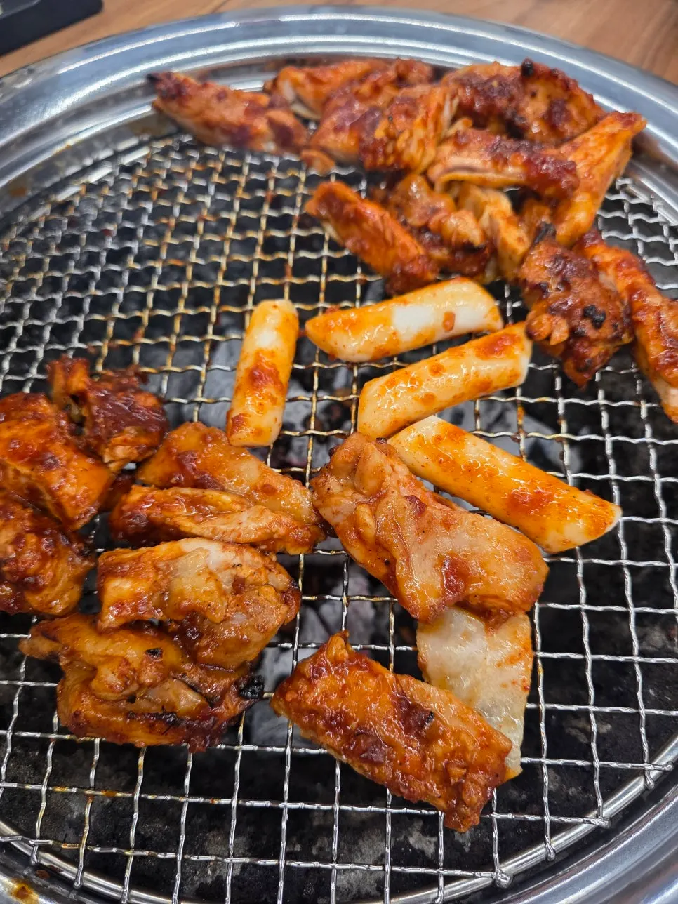 炭火上的酱腌鸡排