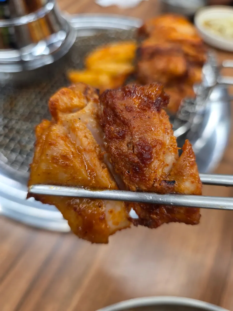 用鸡腿肉烤制的软嫩鸡排块