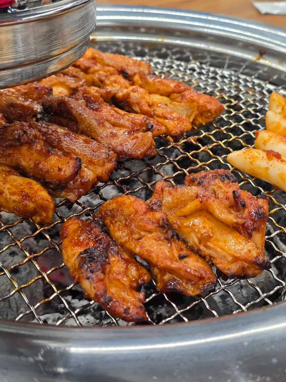 店员烤好的鸡排与桌面摆盘