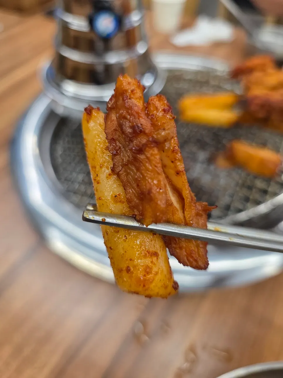 用餐结束后剩下荞麦面碗的餐桌
