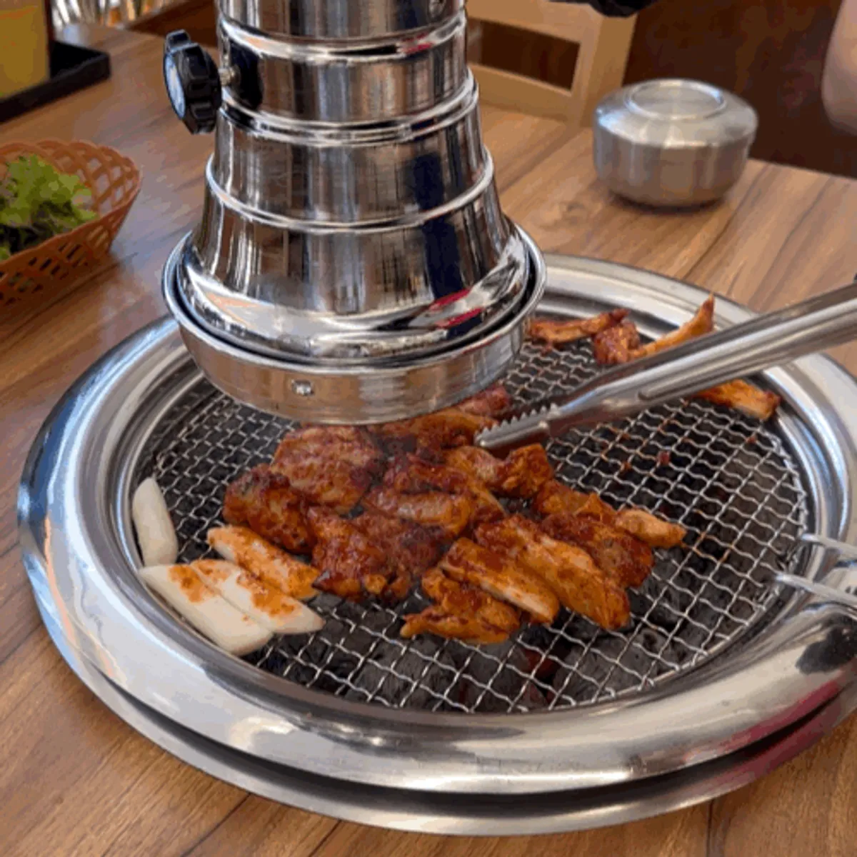 숯불 불판 위에서 구워지는 양념 닭갈비