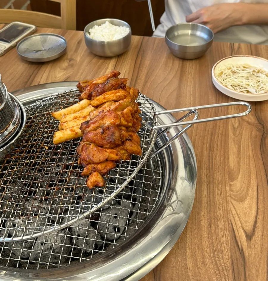 Eating the makguksu and dakgalbi together