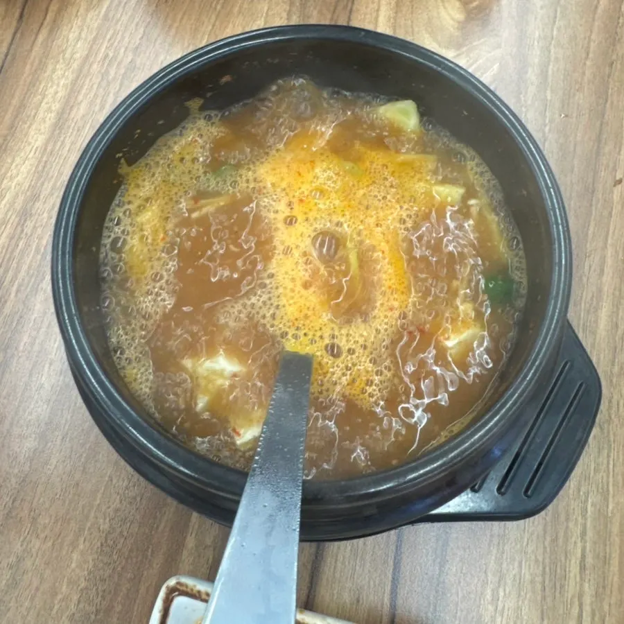 Rice cakes grilled together with dakgalbi