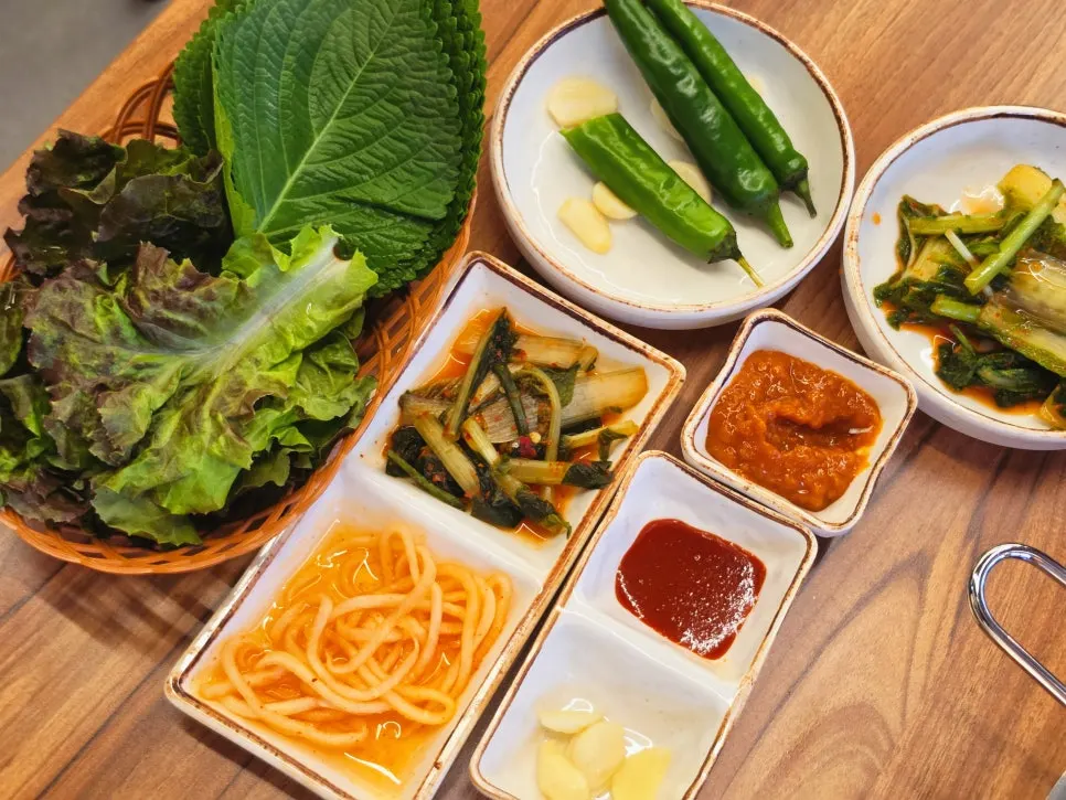 Basic side dishes including yeolmu kimchi