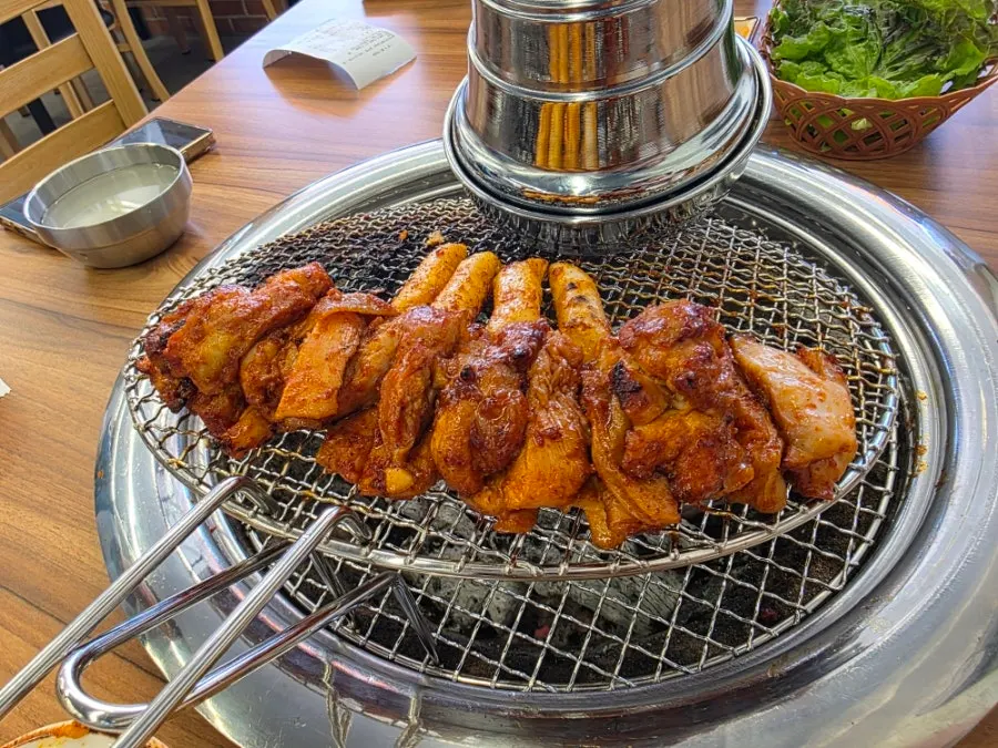 Grill setup that keeps dakgalbi warm