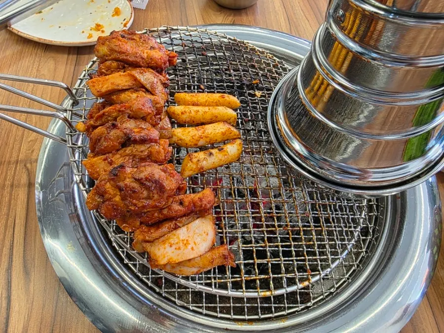 Tilted, overlapping double grill