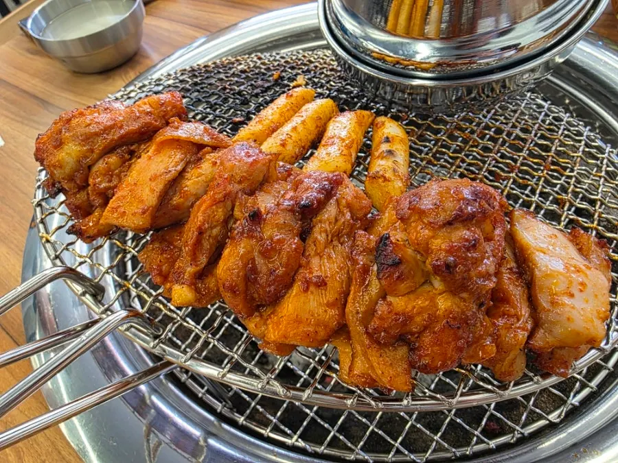 Charcoal dakgalbi kept warm